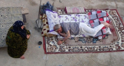 Sıcaktan bunalan vatandaşlar teraslarda yatıyor