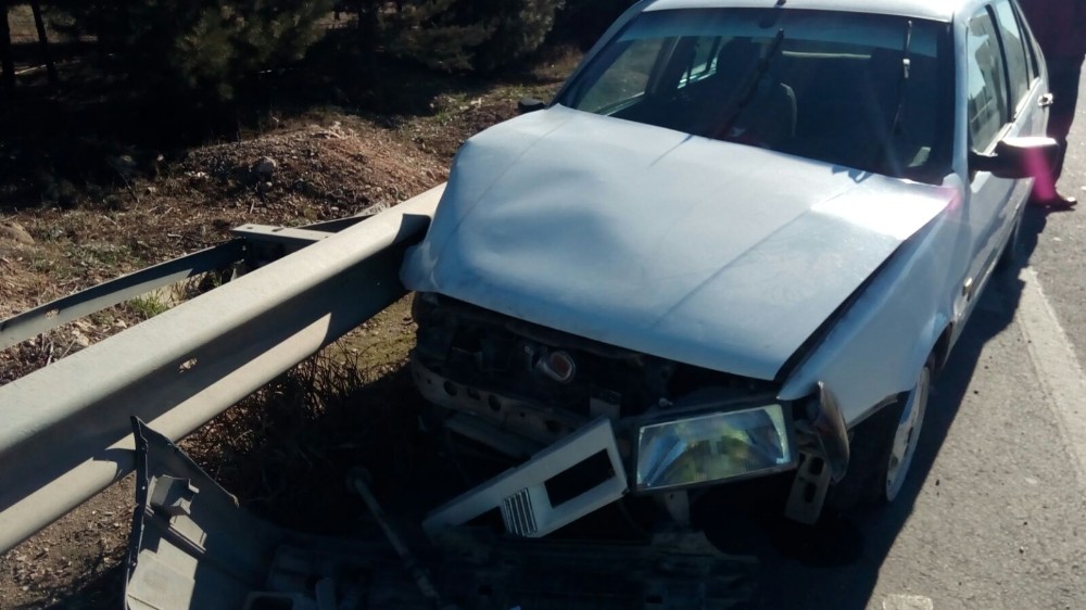 Şanlıurfa’da otomobil bariyerlere çarptı: 2’si çocuk, 3 yaralı