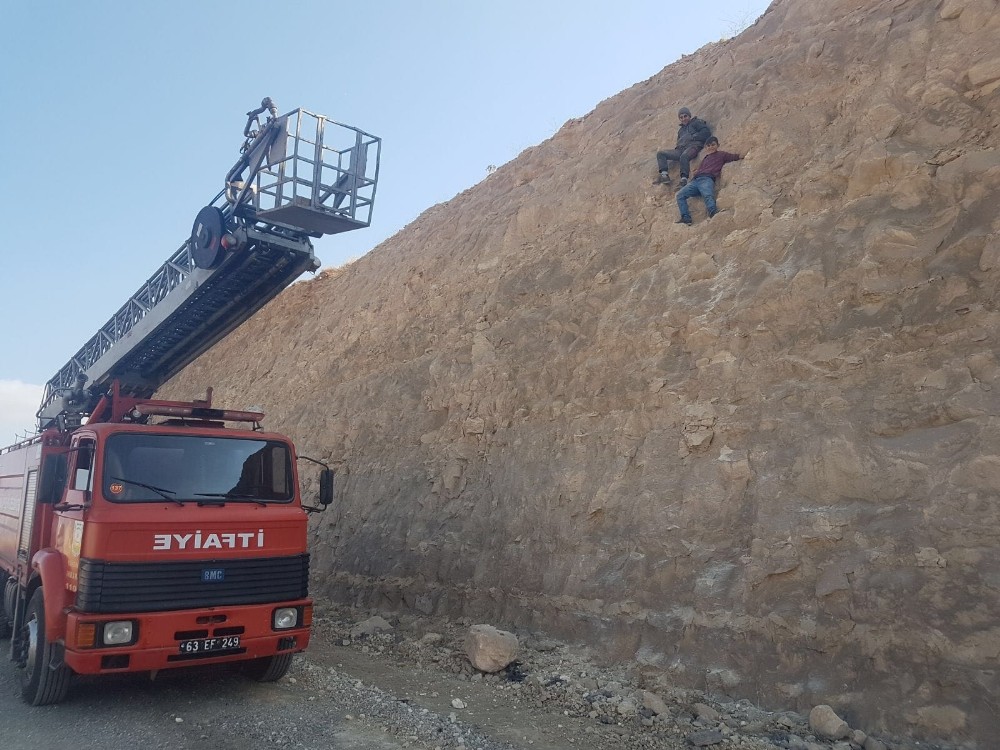 İki çocuk Mahsur Kalınca