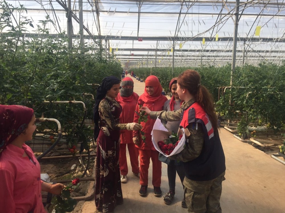 Jandarmadan kırsaldaki kadınlara gül