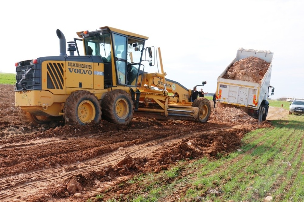 Akçakale’de yol çalışmaları sürüyor