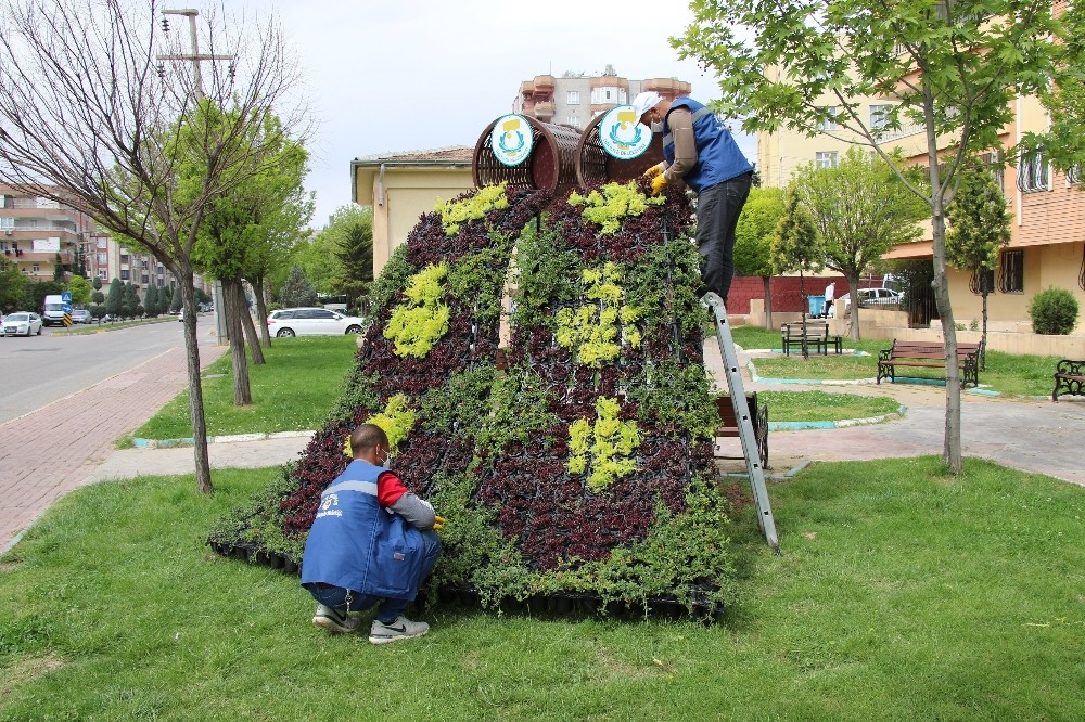 Parklar Çiçeklendi