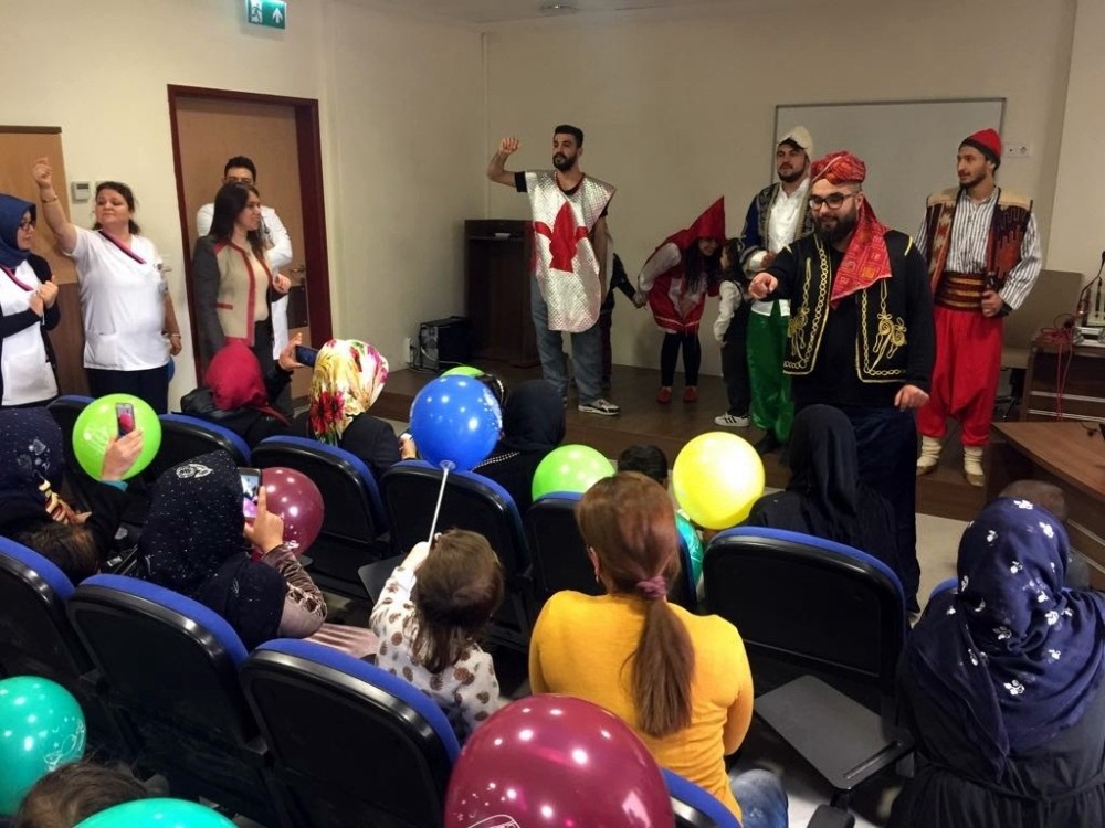Hastanede tedavi gören çocuklar için tiyatro düzenlendi