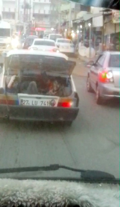Çocukların otomobil bagajında tehlikeli yolculuğu