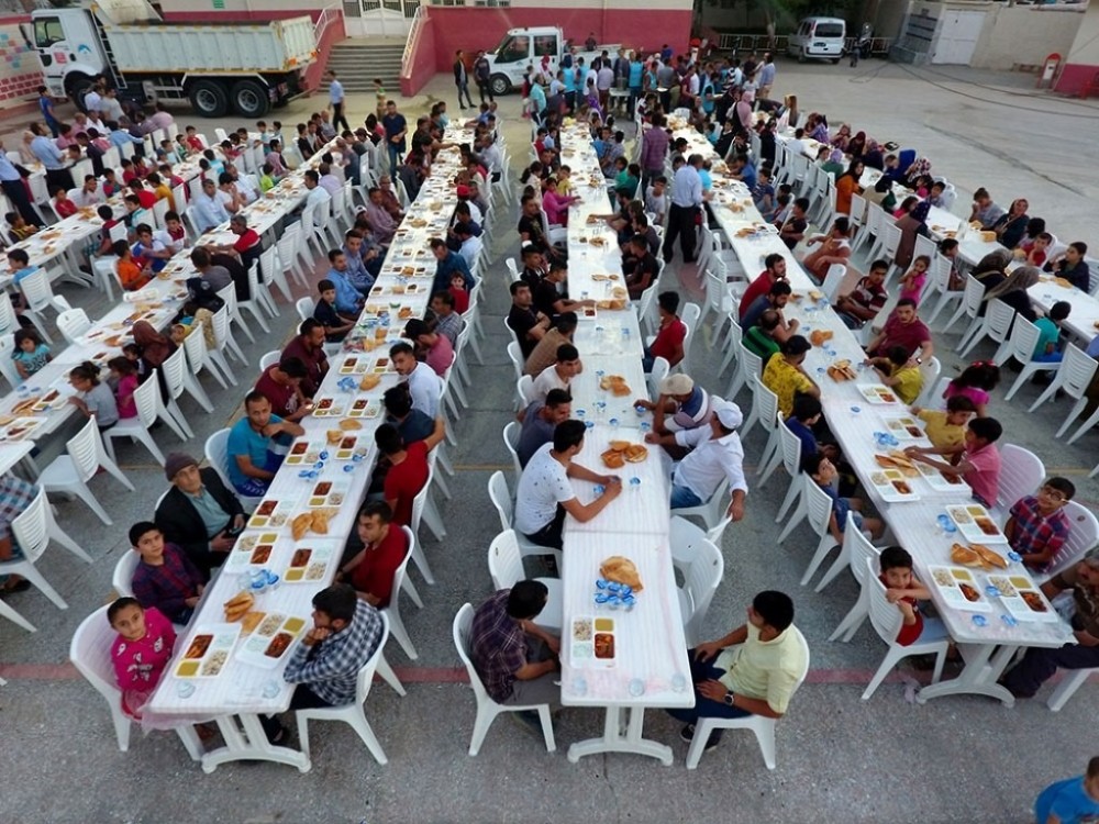Sınırın sıfır noktasındaki iftar sofrası havadan görüntülendi