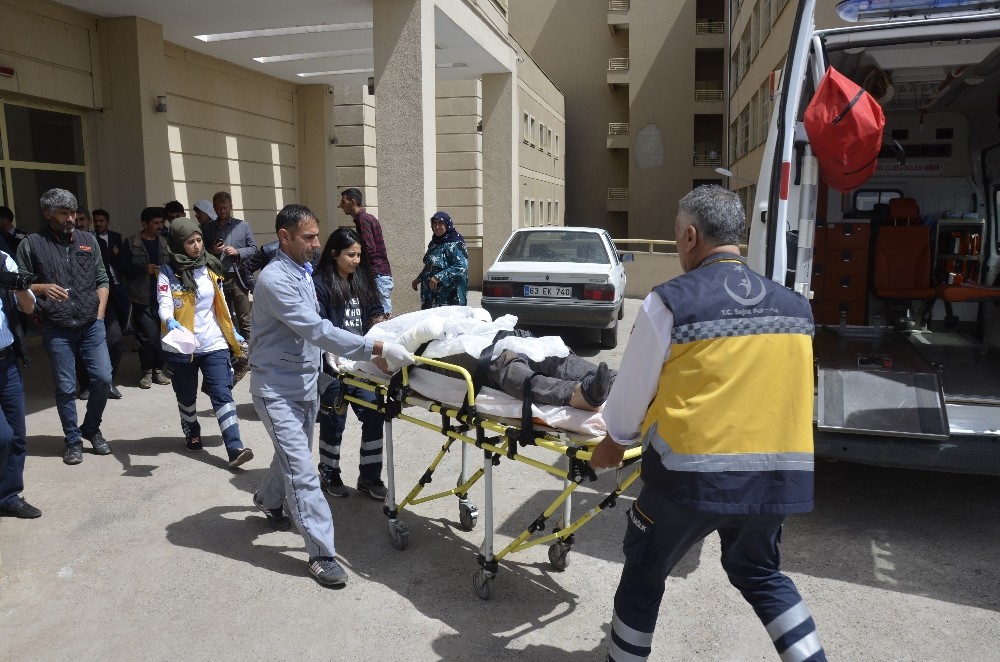 Sondaj kuyusundaki elektrik arızasını gidermeye çalışan 2 kişi akıma kapıldı