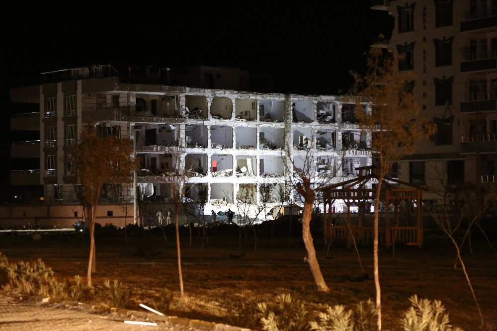 Patlama sonrası enkaz kaldırma çalışmaları başlatıldı