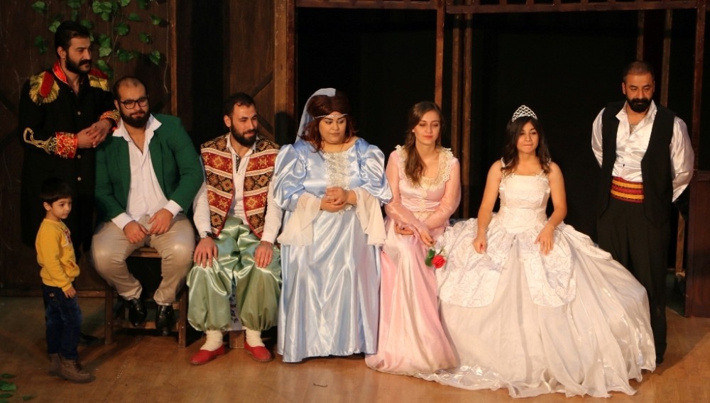 Çocuklar şehir tiyatrosuyla eğleniyor