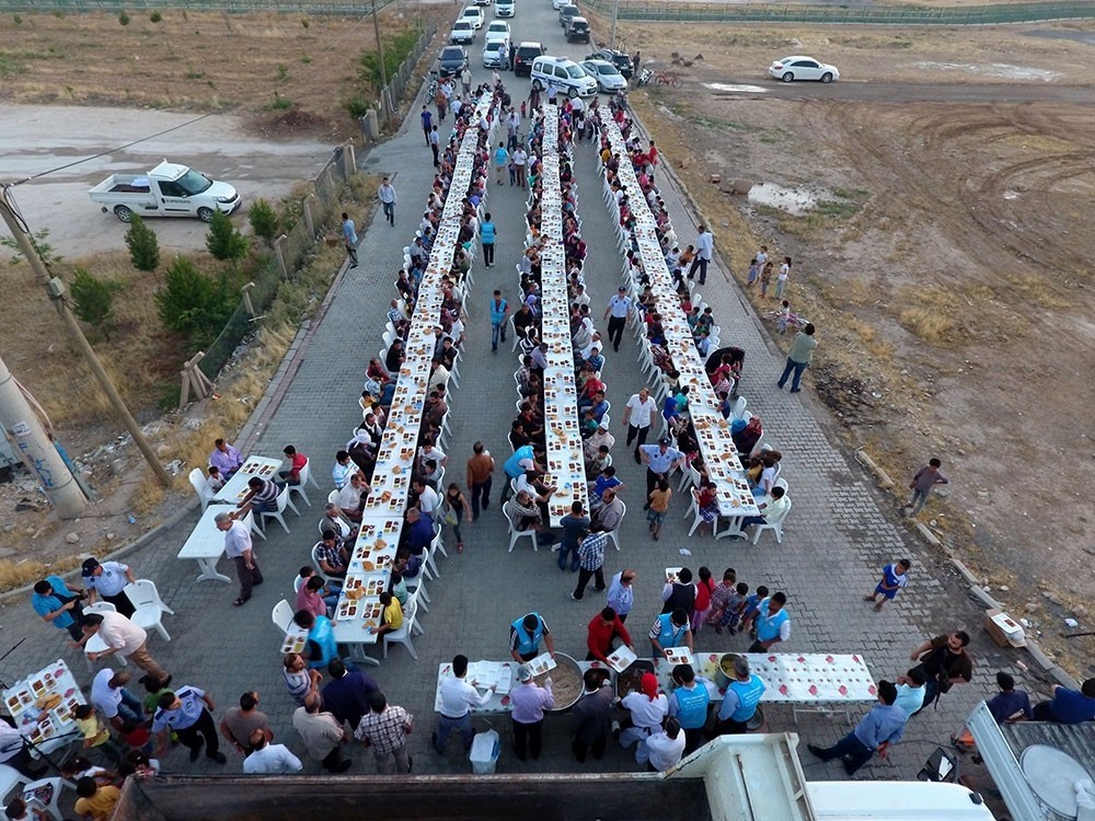 Suriye sınırında iftar coşkusu