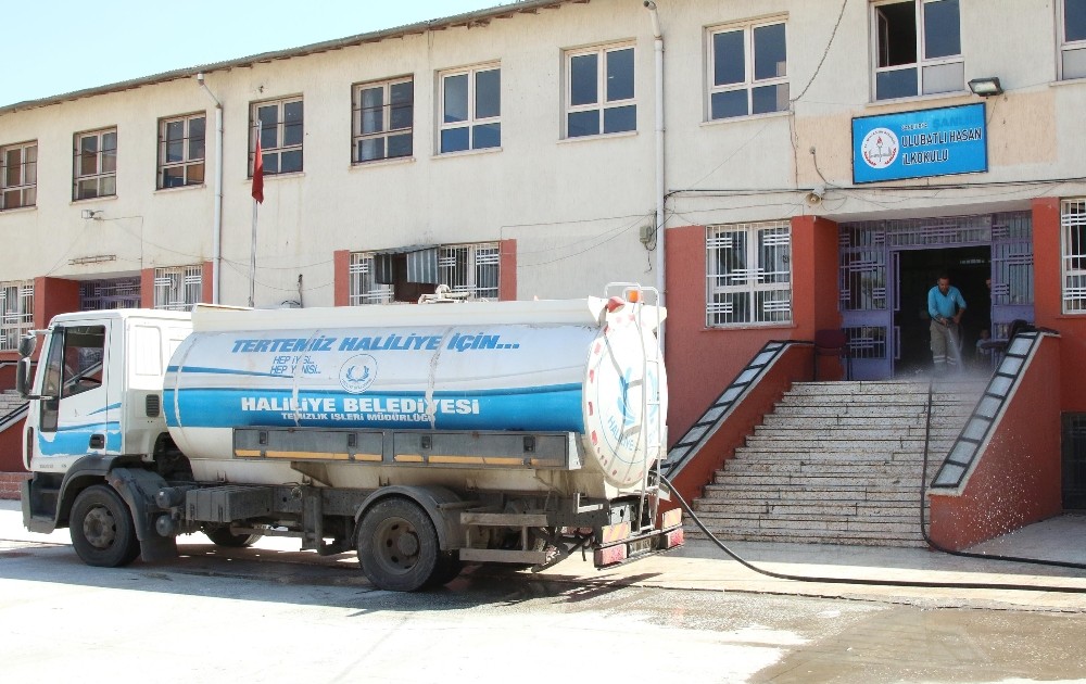 Haliliye’de okul bahçeleri temizleniyor