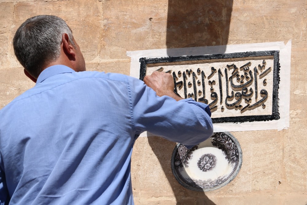 Balıklıgöl’ün kaybolmaya yüz tutmuş tarihi kitabeleri onarılıyor