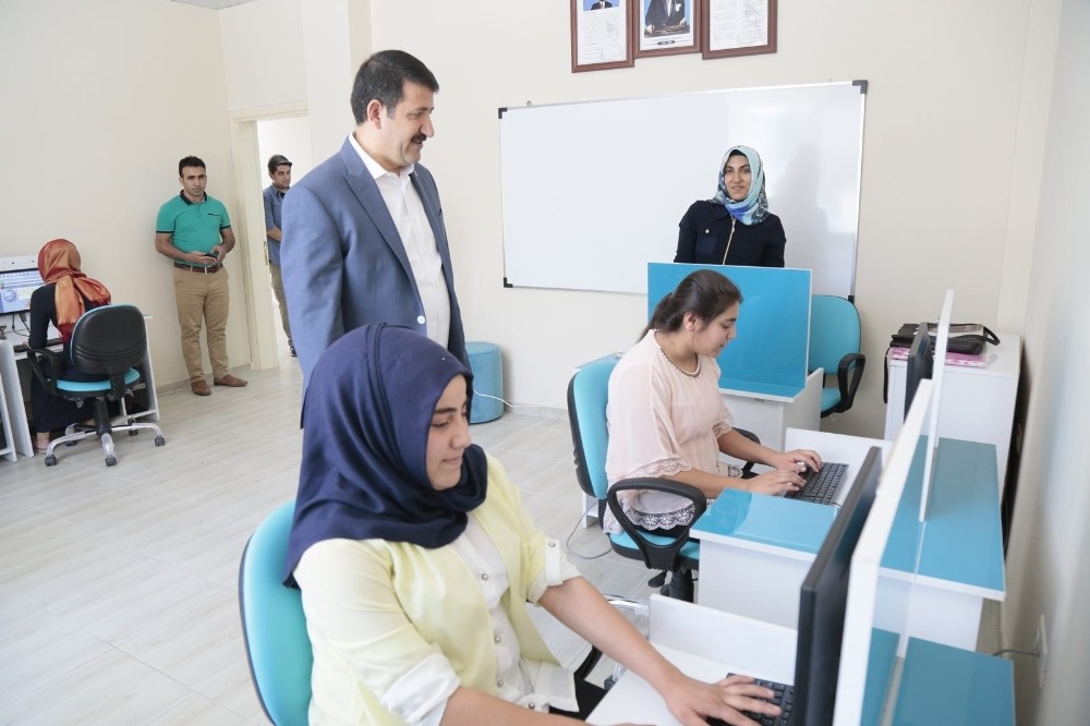 Belediye Başkanı Ekinci gençlik merkezinde öğrencilerle bir araya geldi