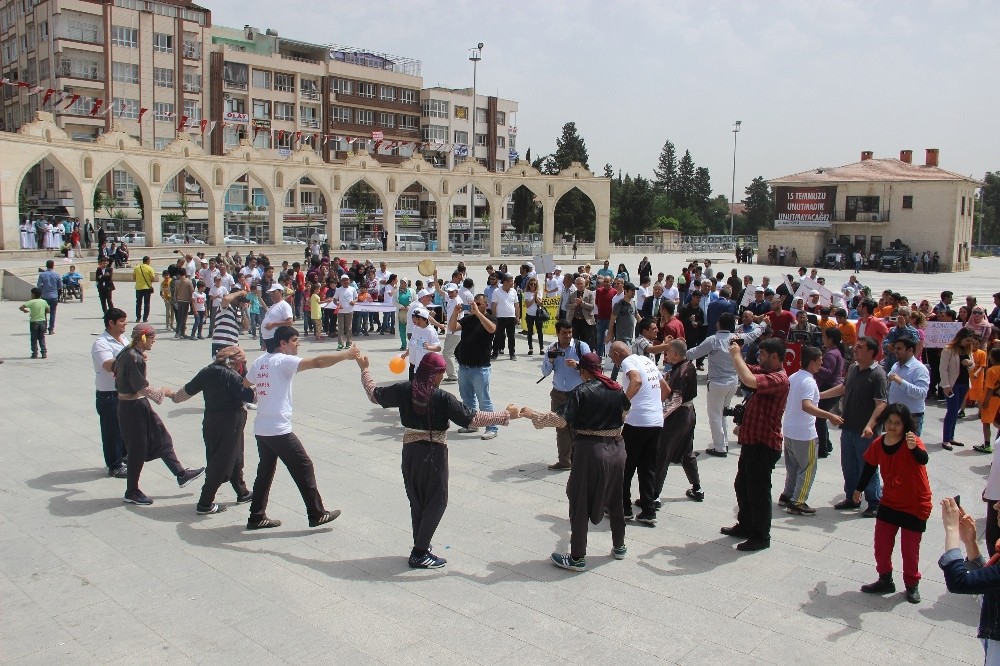 Engelliler şarkılar söyleyip, halay çekti