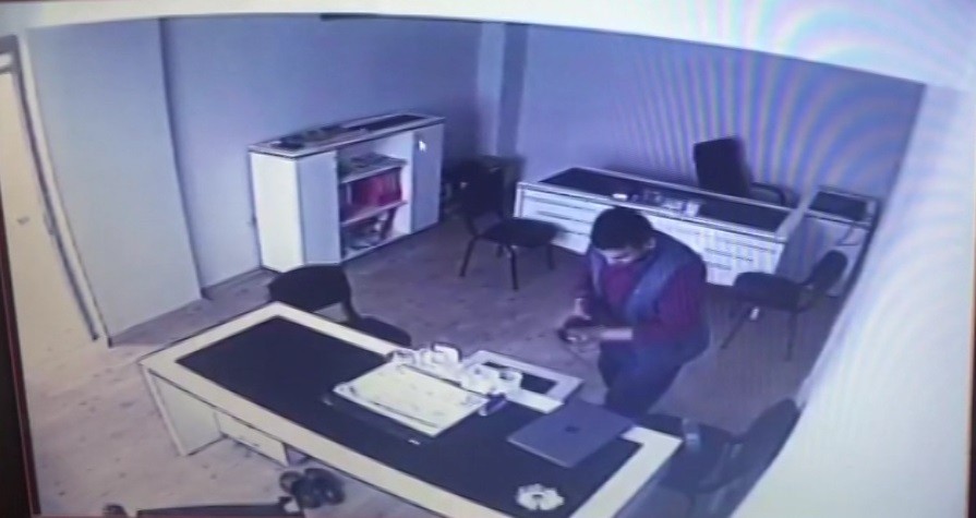 Bilgisayarı çalan hırsız geri dönüp şarj aletini de aldı