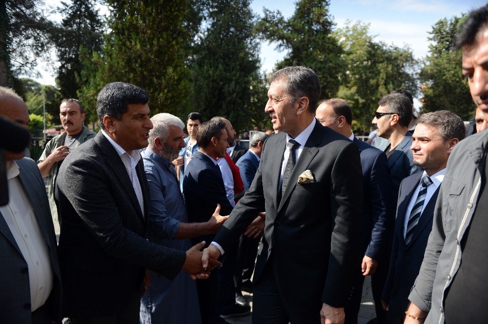 Bakan Selçuk eğitime ara verilen Suriye sınırında açıklama yaptı