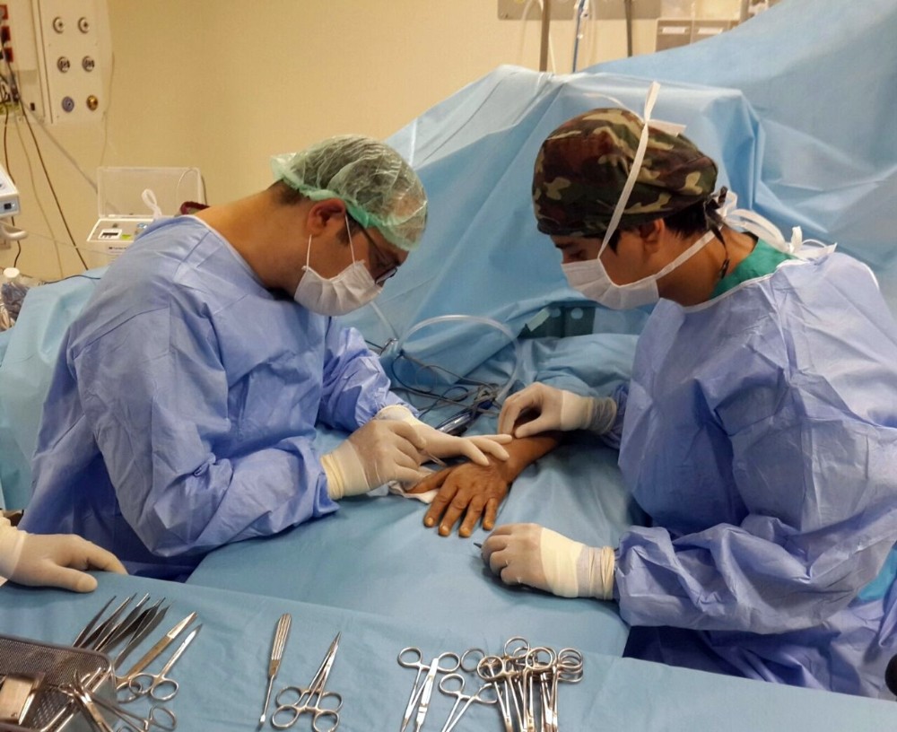 Elinde tümör çıkan kadına leğen kemiğinden nakil yapıldı