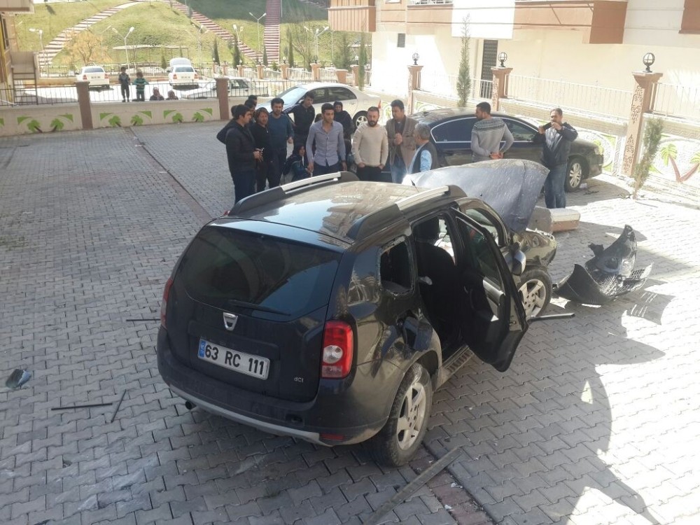 Freni tutmayan lüks araç apartmanın bahçesine uçtu