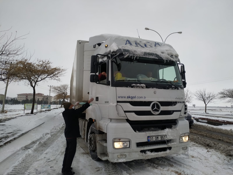 112 Acil Karda Mahsur Kalanların İmdadına Yetişiyor
