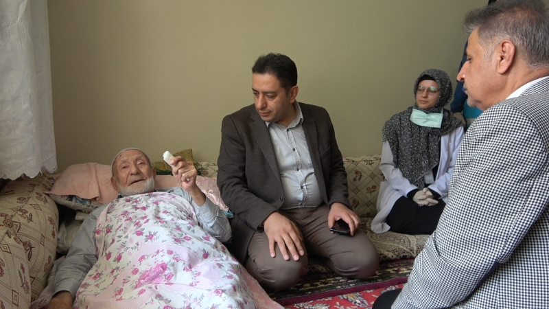 124 yaşındaki Evde sağlık takipli hasta evinde ziyaret edildi.