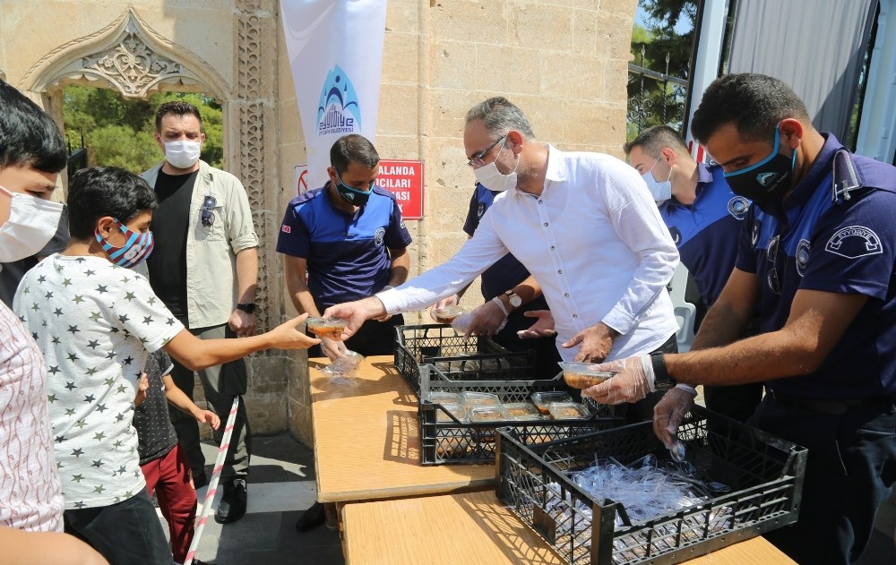 Eyyübiye’de vatandaşlara aşure ikramı