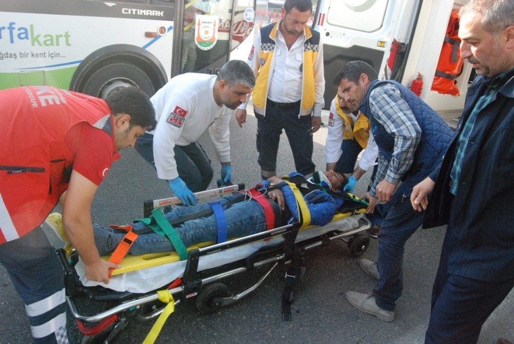 Otomobiline çarpan bisikletliyi kardeşi zannetti, dakikalarca başında bekledi