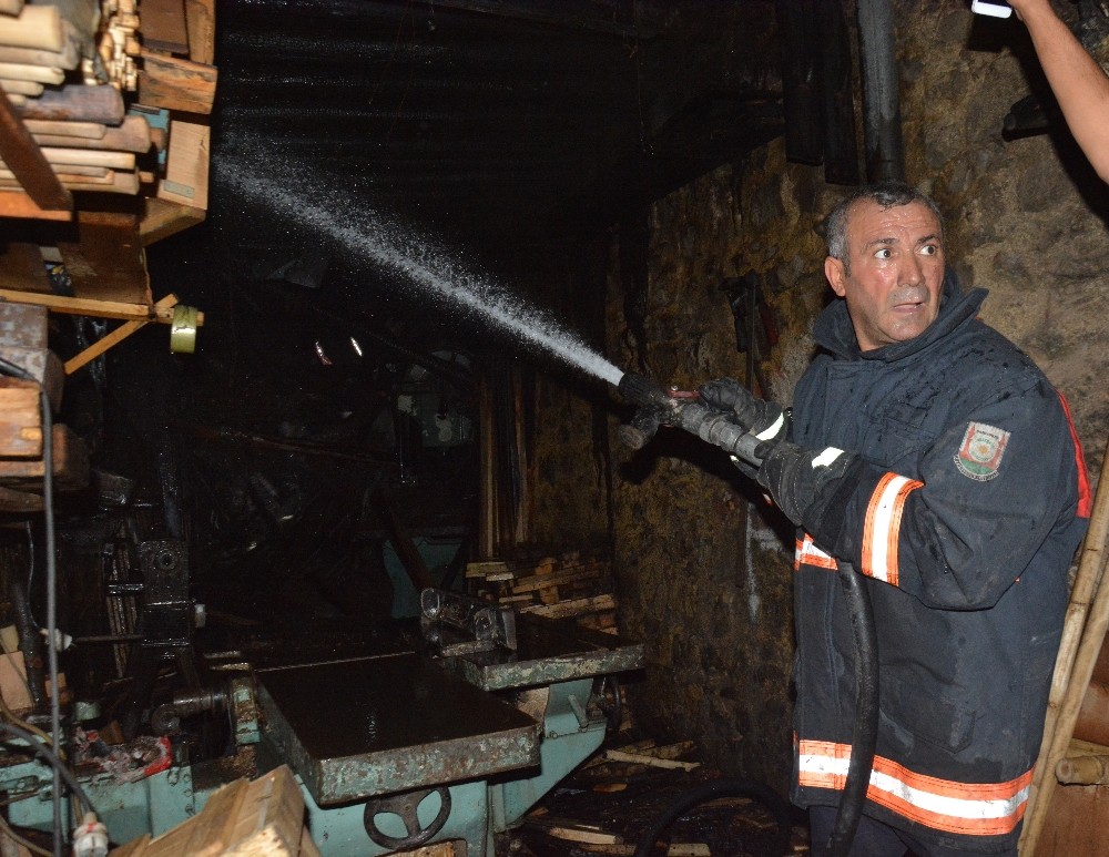 Siverek’te marangoz atölyesinde yangın