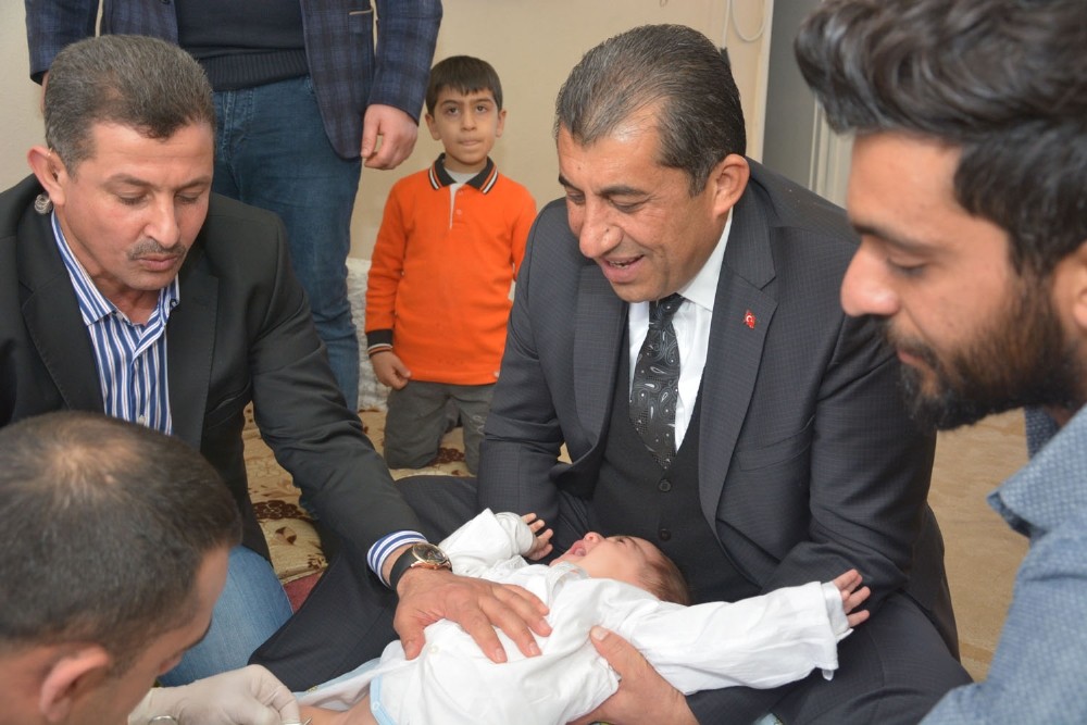 Başkan Atilla, Ömer Halisdemir’in kirvesi oldu