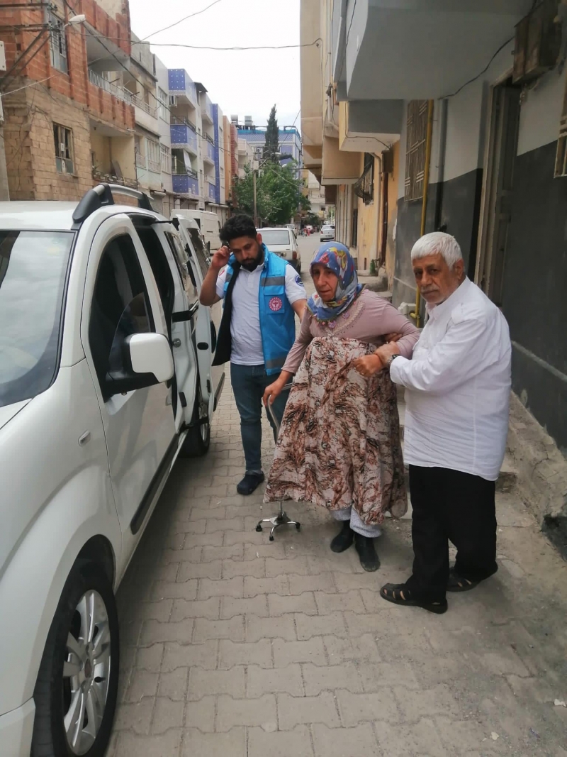 187 vatandaşa sağlık personeli refakat etti