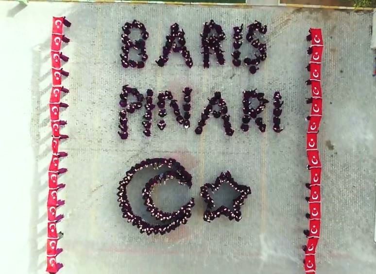 Şanlıurfalı öğrencilerden Barış Pınarı Harekatı’na ‘ay-yıldızlı figürle’ destek verdi