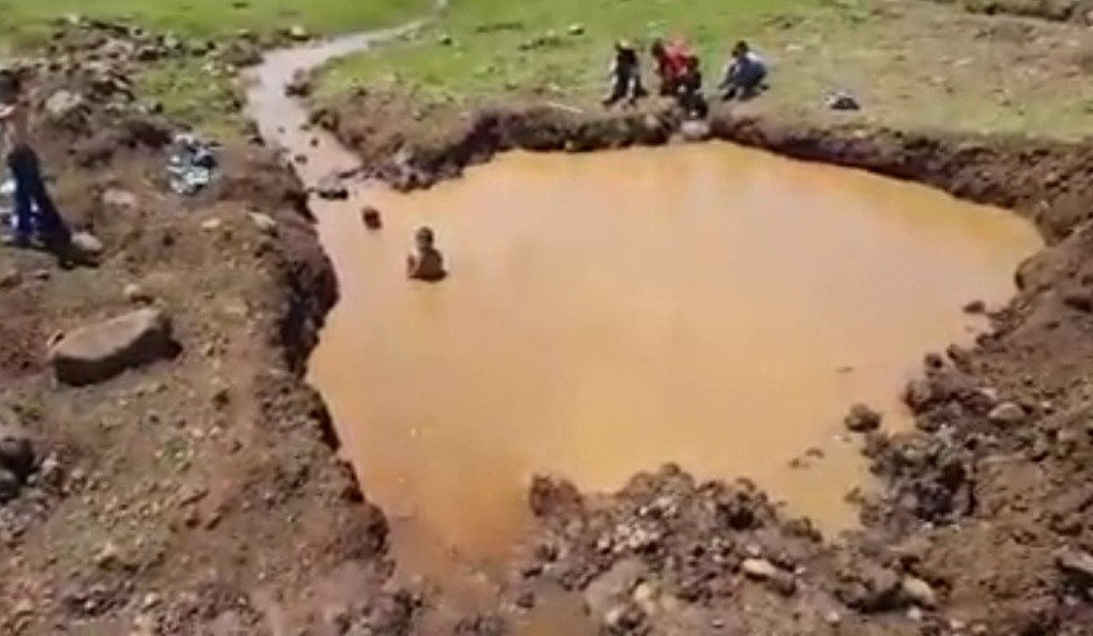 Çocuklar çamurlu su birikintisinde serinlemeye çalıştı