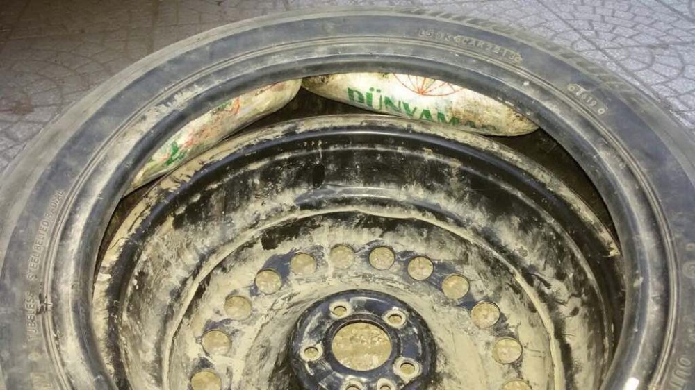 Aracın yedek lastiğinden 6 kilo uyuşturucu çıktı