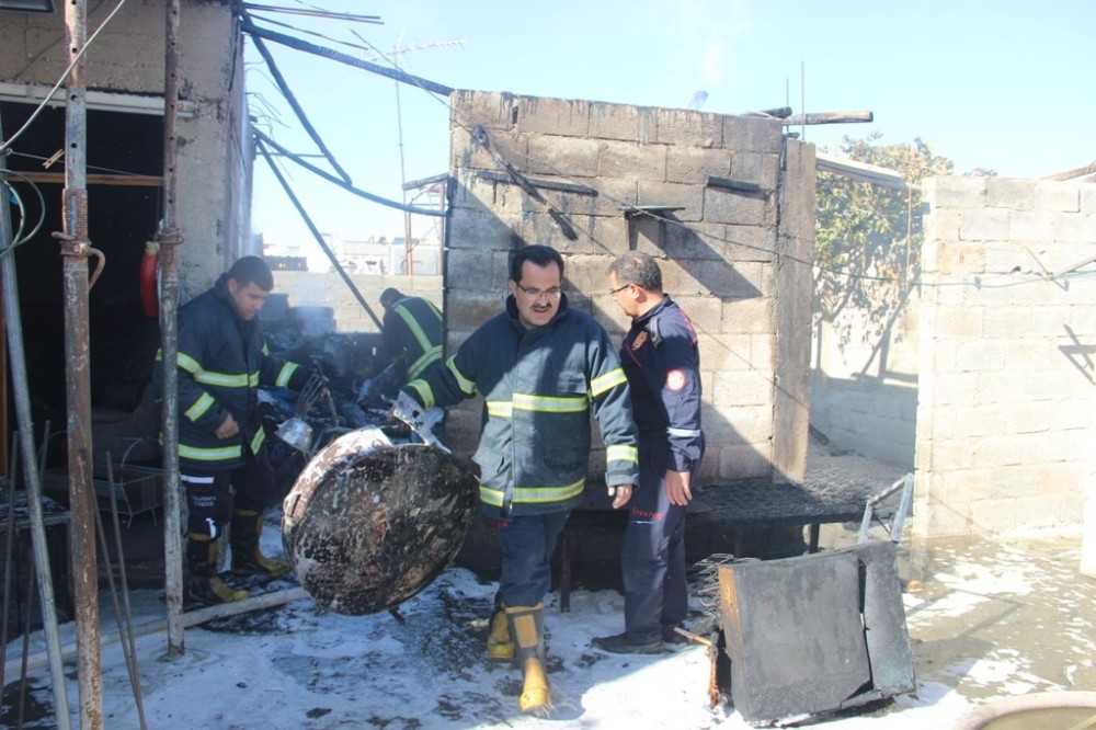 Evin damındaki odunluk yandı