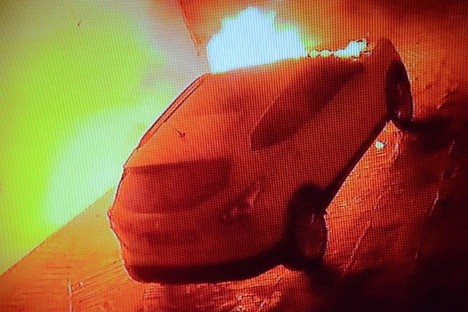 Otomobilin kundaklanma anı kameraya yansıdı