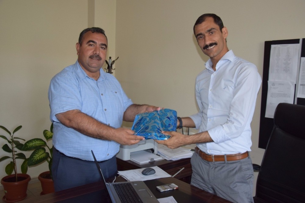 Milli Eğitim Müdüründen personele bayram hediyesi