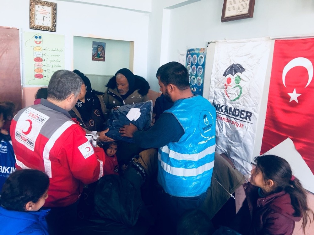 Kırsalda eğitim gören öğrencilere kıyafet yardımı