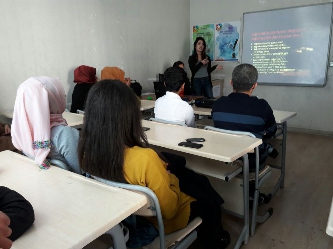 Yenişehir Gençlik Merkezinde madde bağımlılığı semineri