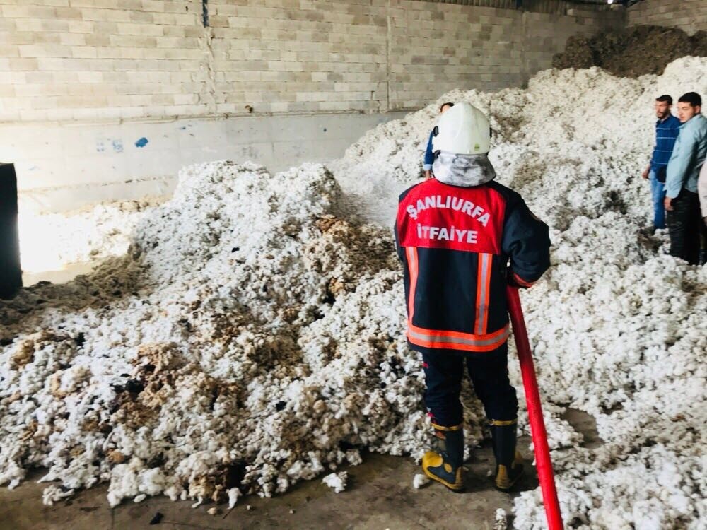 Pamuk deposunda yangın çıktı