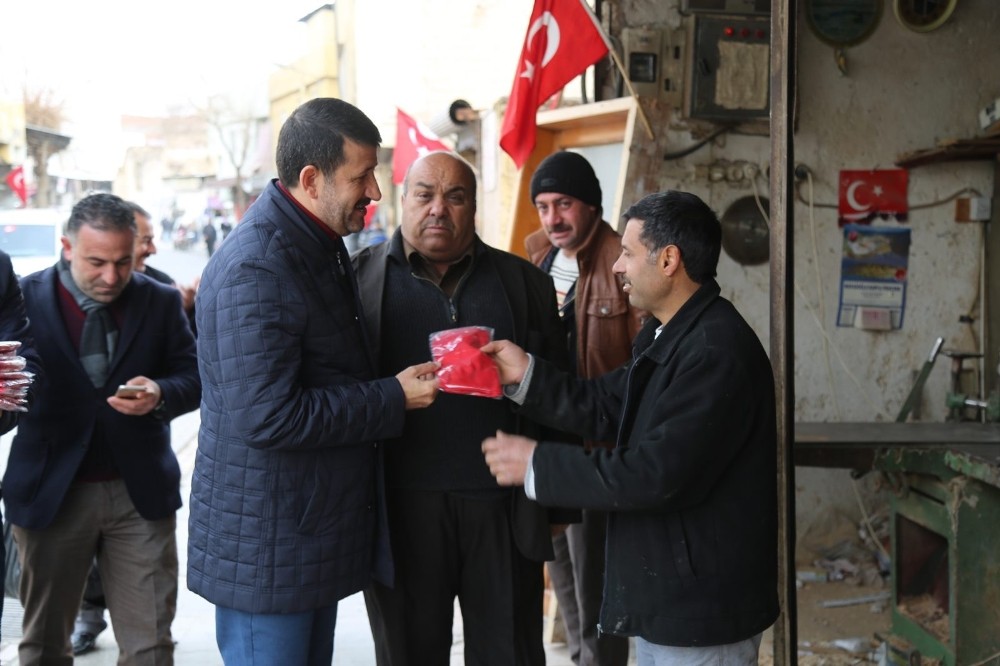 Eyyübiye’de esnafa bayrak dağıtıldı