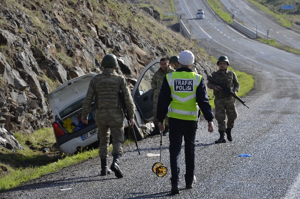 Karşı şeride geçen otomobil minibüse çarptı: 5 yaralı