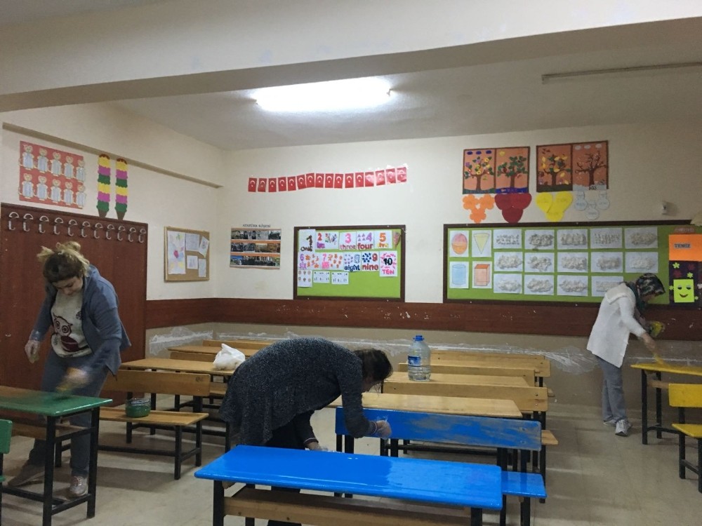 Öğretmenler boya yapıp tuvaletleri temizliyor
