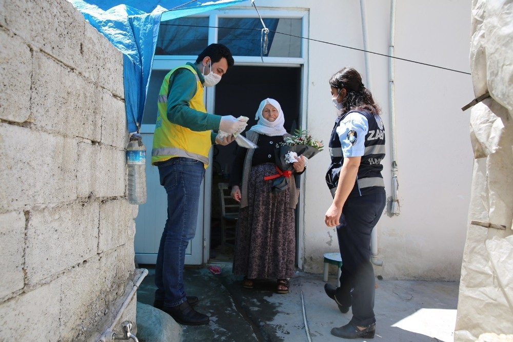 Sokağa çıkan annelere gül ve karanfil hediye edildi