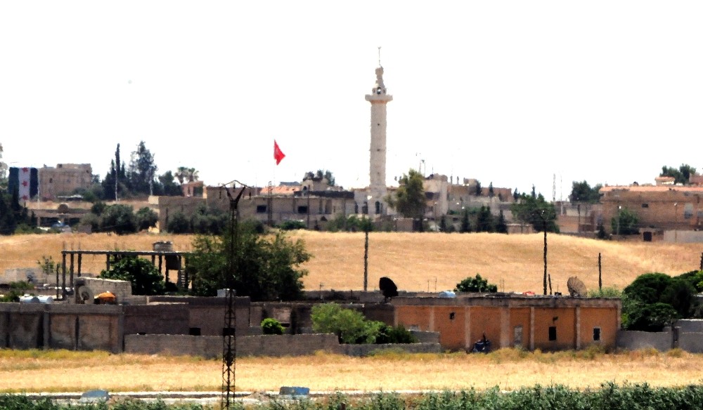 Telabyad’a iki Türk bayrağı asıldı