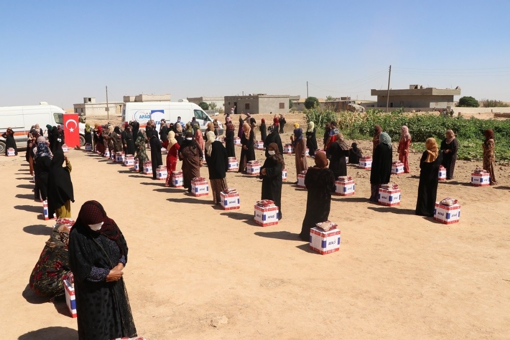 Barış Pınarı bölgesine insani yardım sürüyor