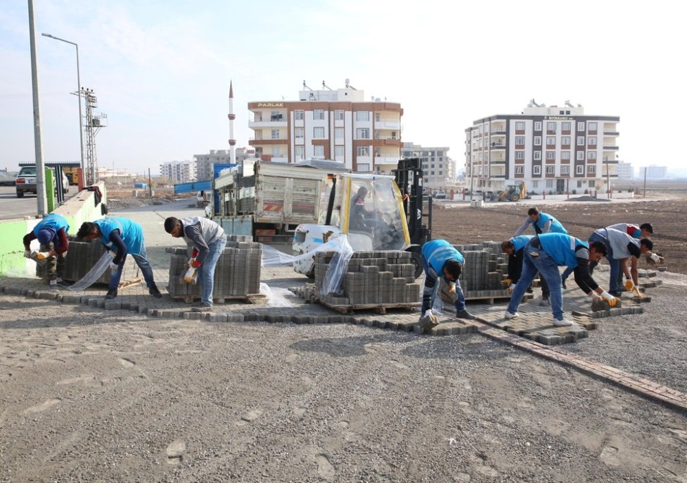 Konuklu’da Parke döşeme çalışmaları devam ediyor