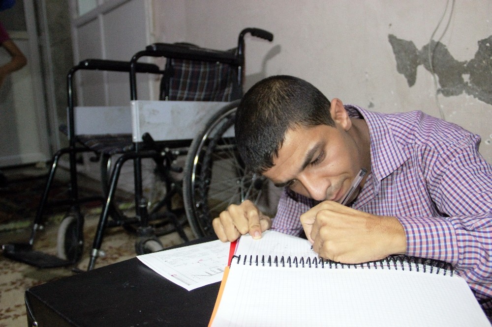 Engelleri aşan lise öğrencisi servisleri aşamadı