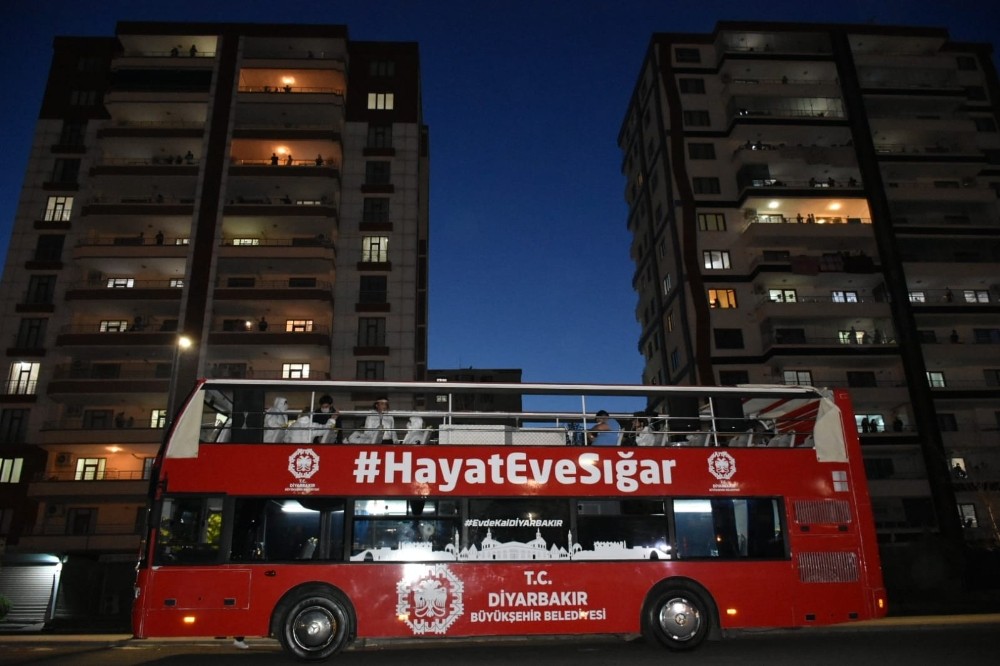 Diyarbakır’da vatandaşlara davullu konser