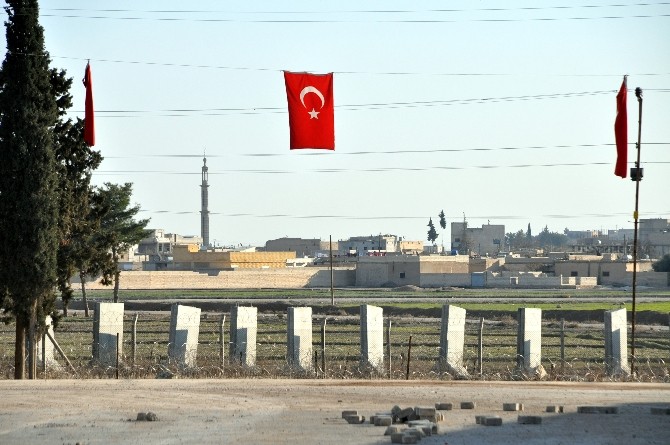 Suriye sınırındaki duvar örme çalışmaları devam ediyor