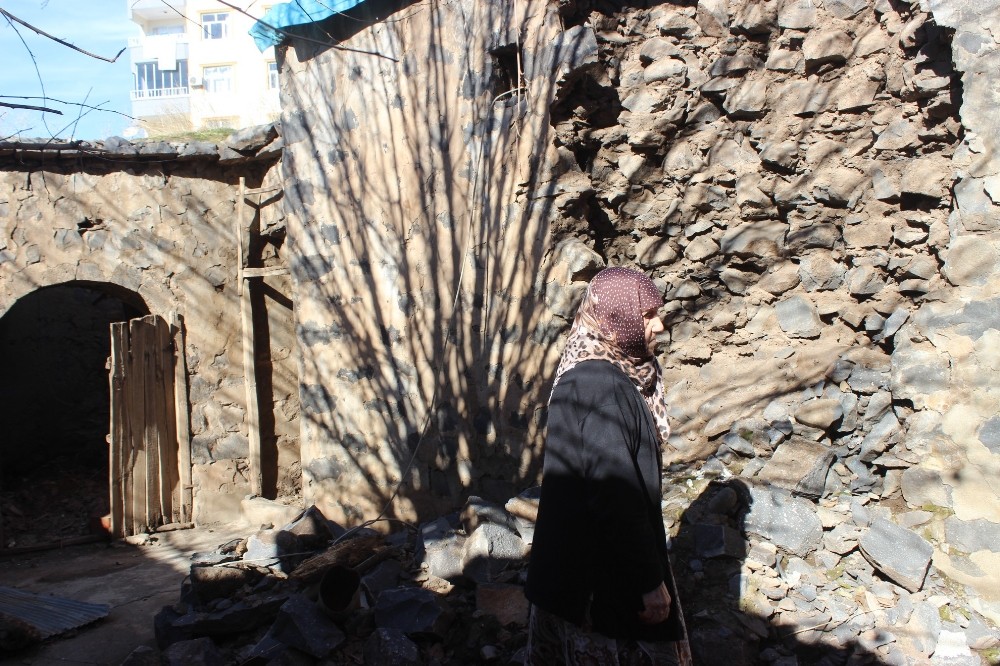 (Özel Haber) Yaşlı kadın harabe evde yaşam mücadelesi veriyor