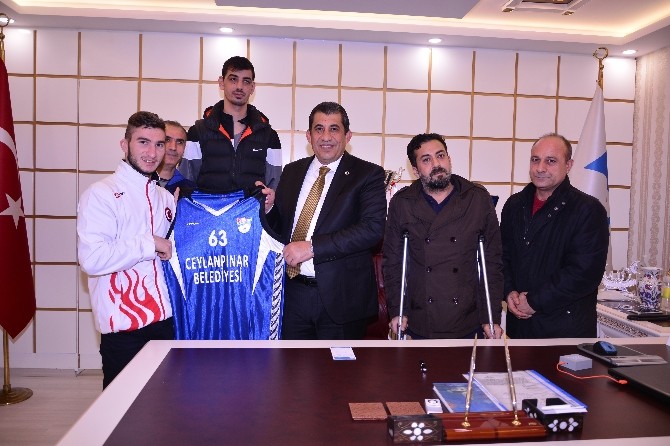 Bedensel engelli basketbolcular Başkan Atilla’yı ziyaret ettiler