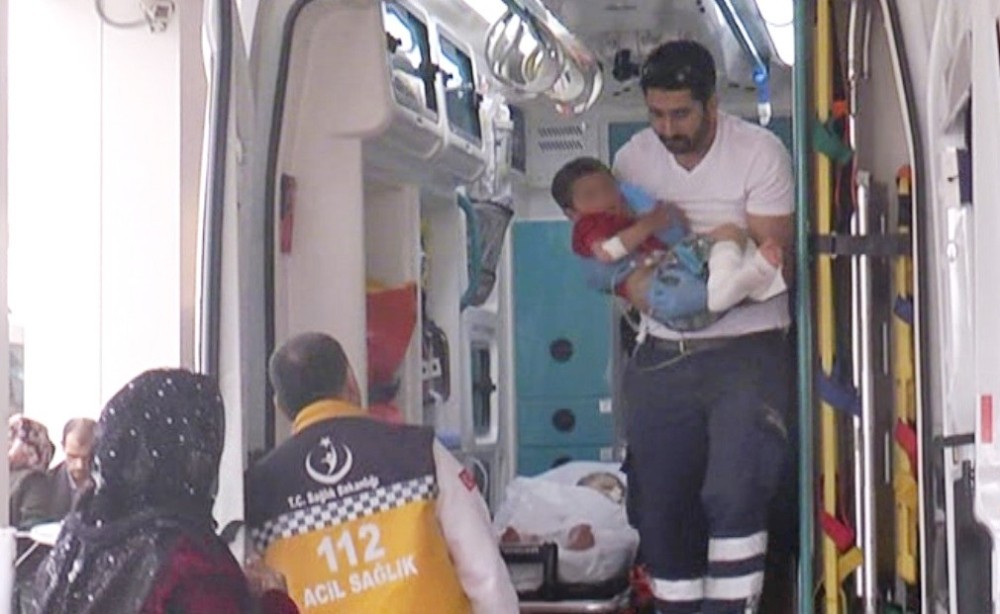 Üzerine kaynar su dökülen kardeşler hastanelik oldu